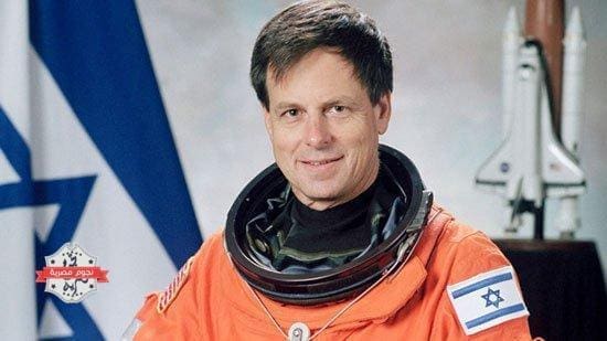 وايلان رامون، الذي أصبح بعدها أول رائد فضاء اسرائيلي ضمن طاقم مكوك "كولومبيا" الفضائي الأمريكي