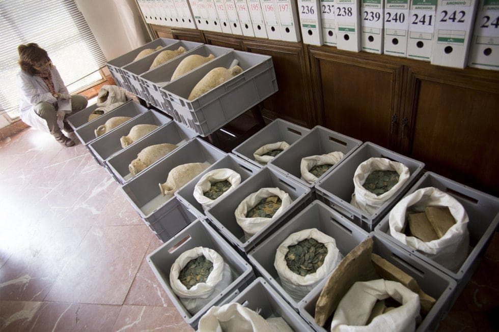 متحف اثار اشبيلية يضع العملات الرومانية بمفردها والجرار بمفردها 