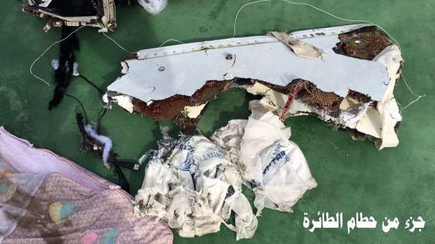 عاجل| الطيران الفرنسي يؤكد رصد دخان على متن الطائرة المصرية المنكوبة قبل تحطمها.. وأول صور لحطام الطائرة 3