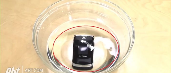 ماذا تفعل إذا سقط هاتفك في المياه إليك الحل