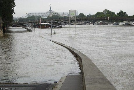 بالصور.. غرق العاصمة الفرنسية باريس %D8%A8%D8%A7%D8%B1%D9%8A%D8%B31