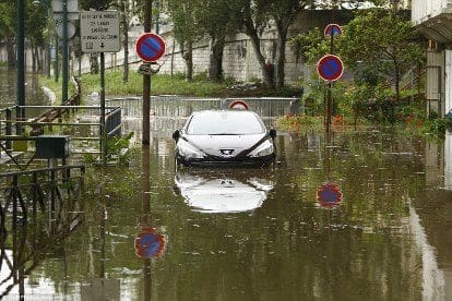 بالصور.. غرق العاصمة الفرنسية باريس %D8%A8%D8%A7%D8%B1%D9%8A%D8%B32