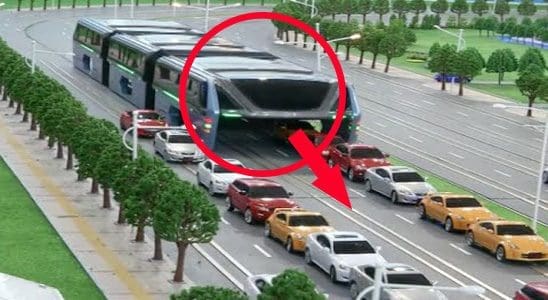 فيديو | أخيراً الصين نفذت أتوبيس يمر فوق السيارات لحل أزمة المرور وكانت مفاجأة للجميع كيف تسير