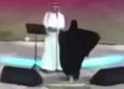 “فيديو..منقبة سعودية تقتحم المسرح وتعانق ماجد المهندس..وضجة كبيرة